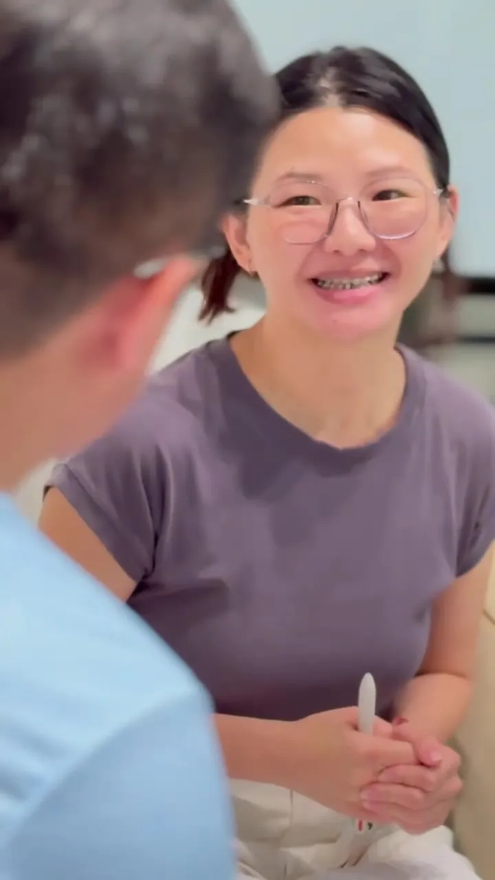 一位學員笑著跟旁邊的人說話